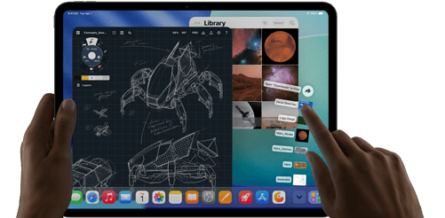 Asztrofekete iPad Pro, a felhasználó bal kézzel tartja a készüléket, jobb kézzel pedig mutató mozdulattal kezeli
      a megnyitott alkalmazásablakokat, melyek között megjelenik egy rajzolóapp vázlatos gépészeti tervekkel, fotókönyvtár bolygókkal
      és az űrről készült képekkel, valamint a Letöltések mappa fájljai legyezőszerűen kitárva
