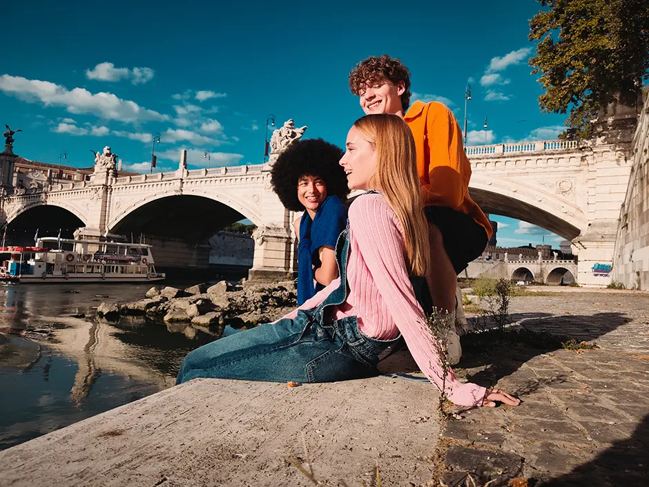 Fiatalok a folyóparton ülnek, effektelt kép