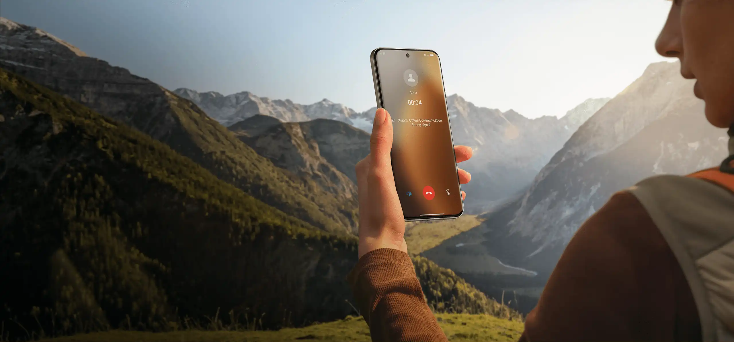 Hegyi túrázó telefonál a Xiaomi Offline Communication funkcióval, hálózati lefedettség nélkül