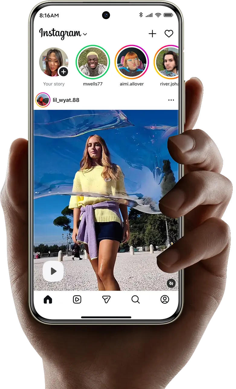 Kézben tartott telefon, kijelzőn az Instagram alkalmazás